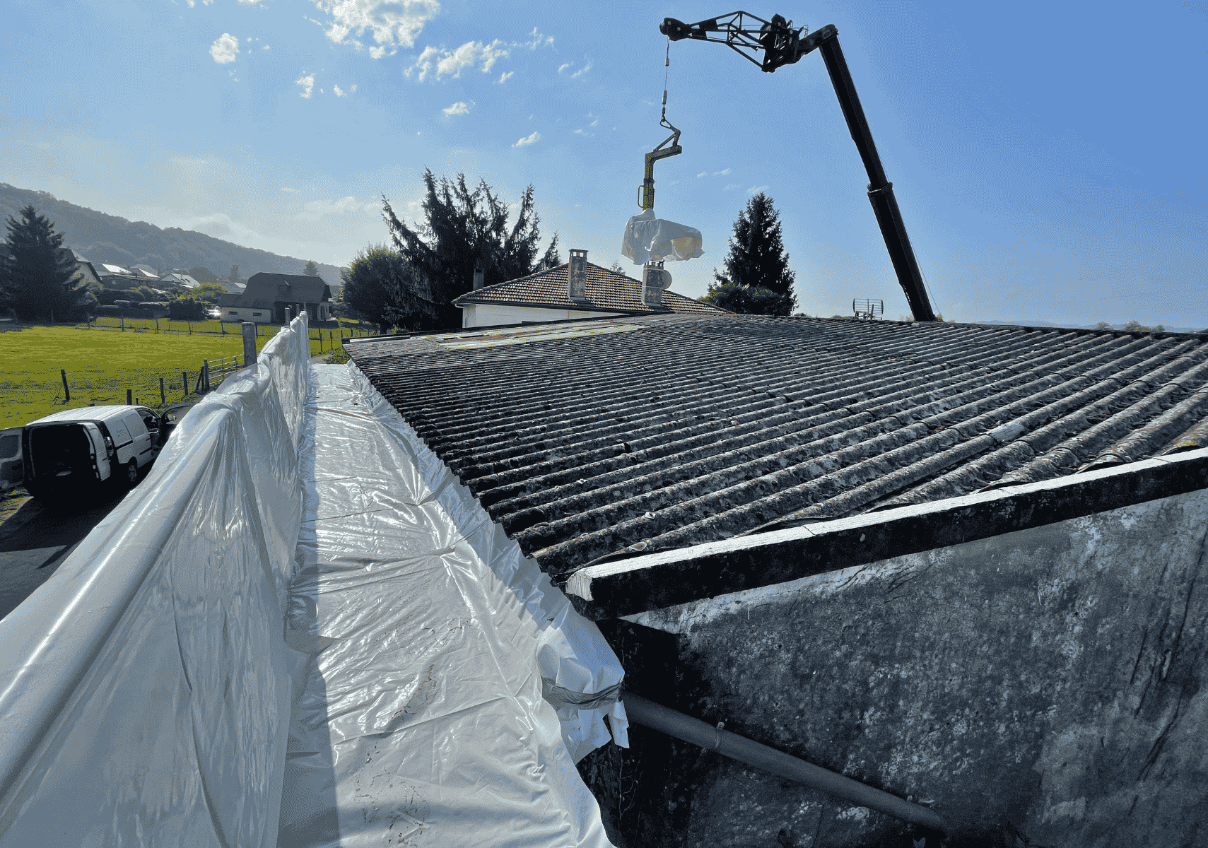 Désamiantage de toiture en fibrociment à Aressy près de Pau, confinement périphérique et évacuation par grue