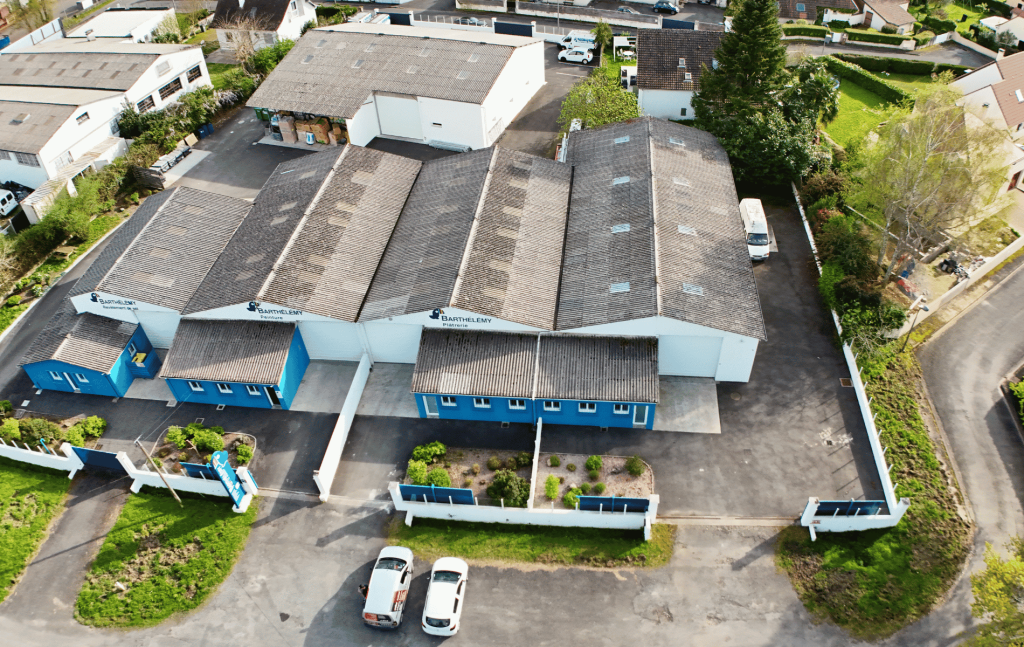 Toiture en fibrociment amianté à Pau avant remplacement, plaques dégradées et mousses sur l'ensemble du site