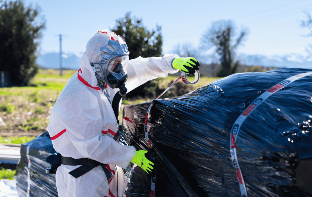 Conditionnement et signalisation d'une palette de déchets amiantés par un opérateur S3DE en EPI