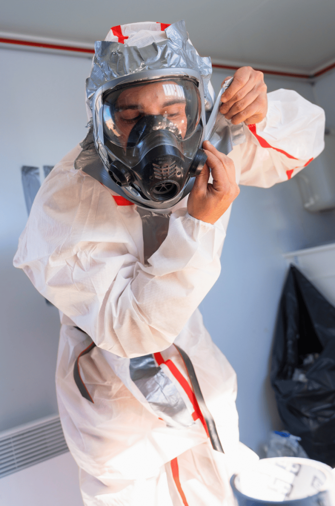 Opérateur S3DE ajustant son masque à ventilation assistée avant intervention sur chantier amiante