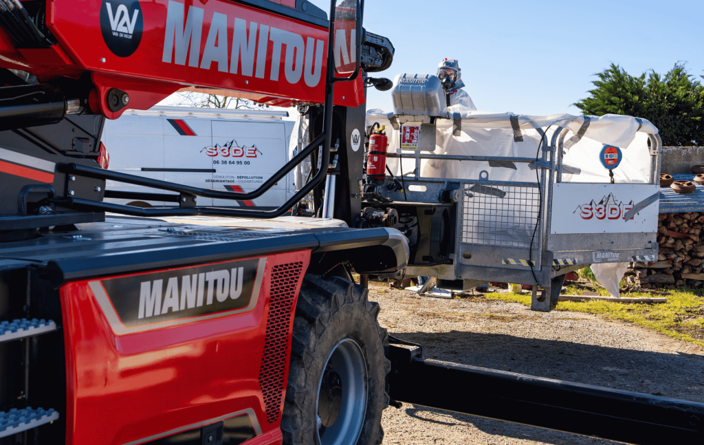 Engin Manitou Van De Velde et véhicule utilitaire S3DE sur un chantier de désamiantage