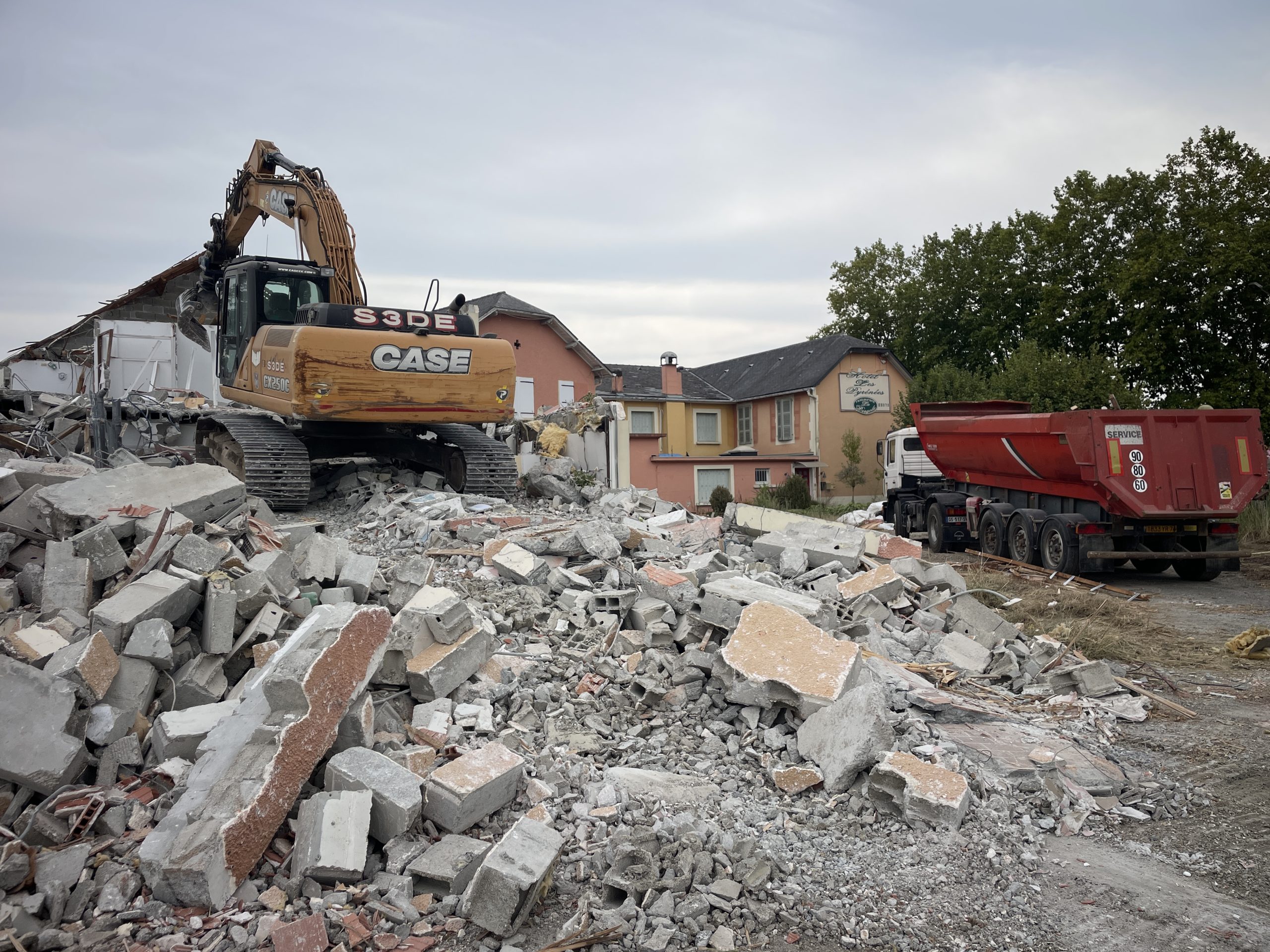 Démolition mécanique d'un ancien hôtel à Ousse par S3DE